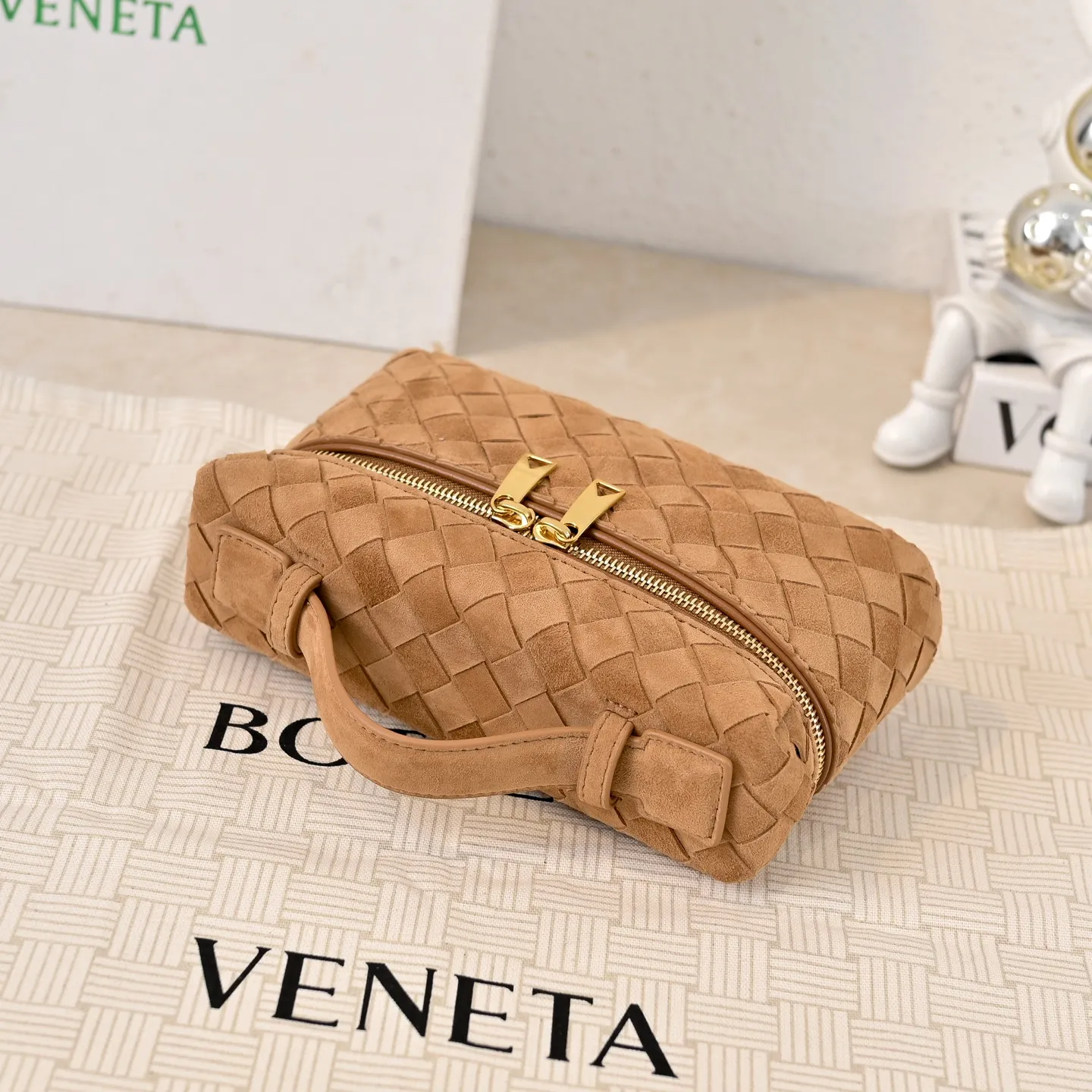 Batch 1360 #BV new Vanity Case suede cosmetic bag 🎈 is a super practical and stylish box cosmetic bag [Fireworks], using the brand's most classic cowhide weaving, with two-way zipper opening and closing, the overall style is retro and elegant, the top handle can be adjusted at will, the hand-held elegant temperament, cross-body casual and casual, unlocking various concave shape scenes 🎬 Model: 9109 Size: 22x12.5x5